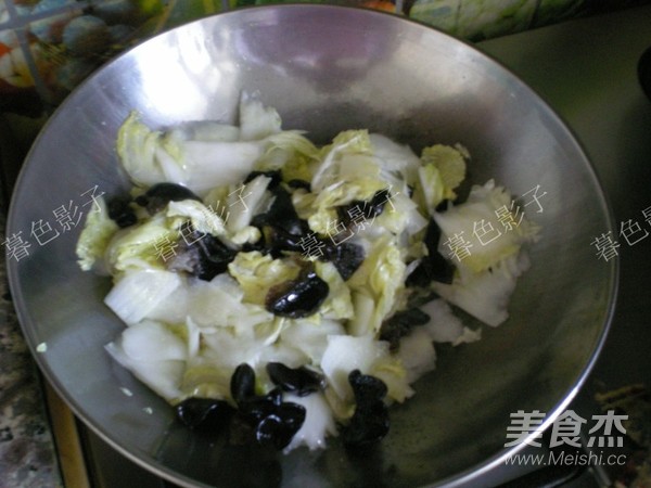 Braised Meatballs with Cabbage and Fungus recipe
