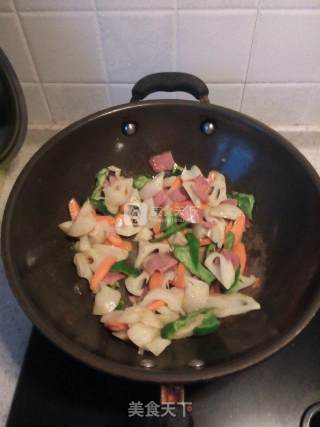 Stir-fried Autumn Lotus Root with Bacon Has The Effects of Clearing Heat, Invigorating The Stomach and Spleen, Nourishing Blood and Nourishing Blood. It is Good for Lung Heat and Cough. It is A Good Food Therapy Product. this Dish is Suitable for All Ages and Can be Eaten by The General Population. recipe
