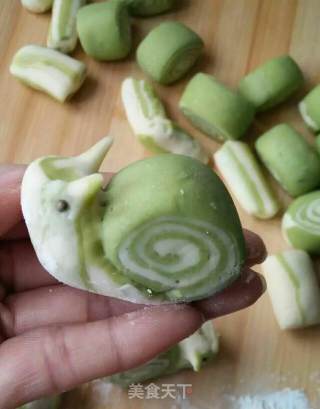 Snail Mantou with Green Sauce recipe