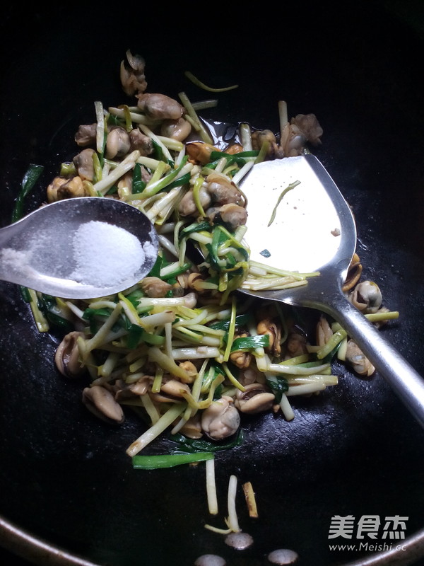 Stir-fried Haihong with Leek and Yellow recipe