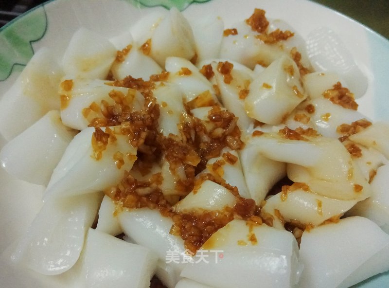 Minced Garlic and Sweet Soy Sauce with Rice Rolls