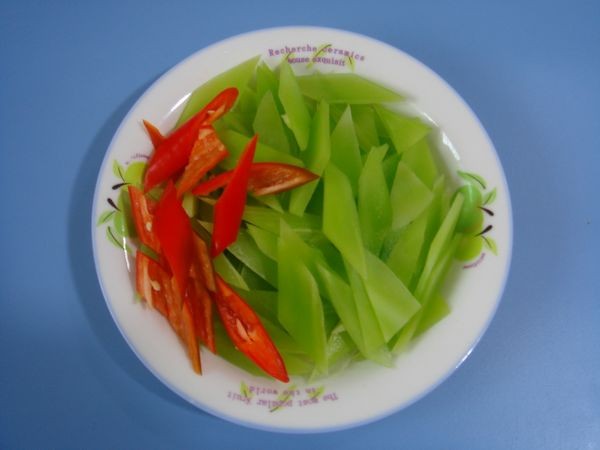 Stir-fried Beef with Pickled Peppers and Lettuce recipe