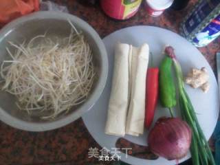 Stir-fried Bean Curd with Double Pepper Bean Sprouts recipe