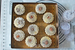 Mooncake with Egg Yolk and Red Bean Paste, Low-gluten Flour Version recipe