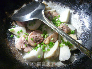 Cured Chicken Drumsticks Boiled with Taro recipe