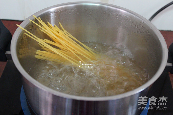 Spaghetti with Shrimp and Tomato Sauce recipe