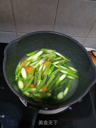 Stir-fried Asparagus with Fresh Lily recipe