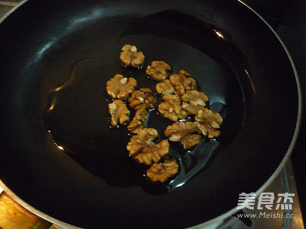 Spinach Fungus Mixed with Walnuts recipe