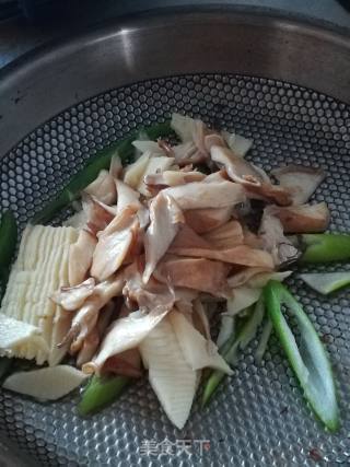 Stir-fried Bamboo Shoot Mushroom with Bamboo Shoots recipe