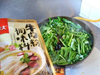 Stir-fried Leek with Cuttlefish Flower recipe