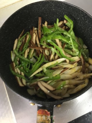 Stir-fried Shredded Bamboo Shoots with Dried Green Peppers recipe