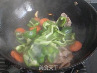 Stir-fried Pork with Carrots and Green Peppers recipe