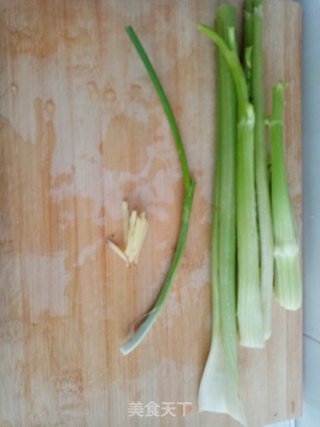 Stir-fried Lily with Celery recipe