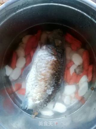 Carrot, Yam and Crucian Carp Soup recipe