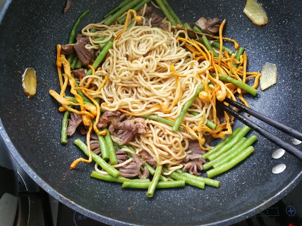Braised Noodles with Beans, Chicken Gizzards and Cordyceps recipe