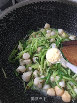 Fried Scallops with Green Radish recipe