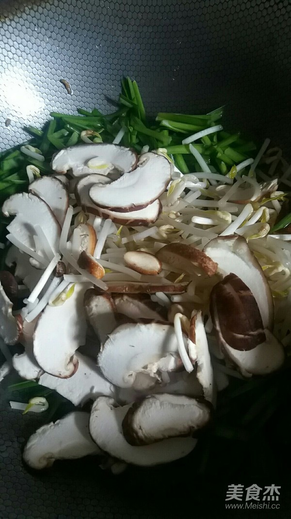 Hong Kong Style Fried Noodles with Soy Sauce recipe