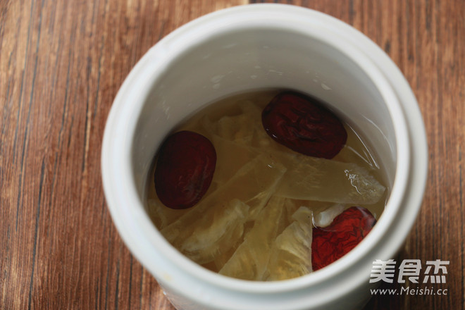 Chinese Wolfberry Milk Stewed Flower Gum recipe