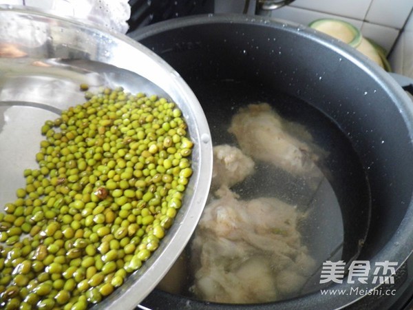 Mung Bean Kelp Trotter Soup recipe