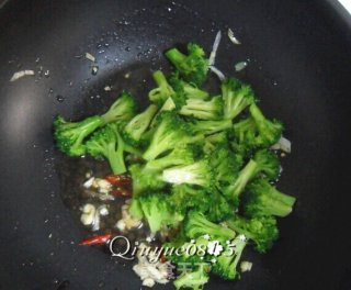 Stir-fried Walnuts with Broccoli recipe