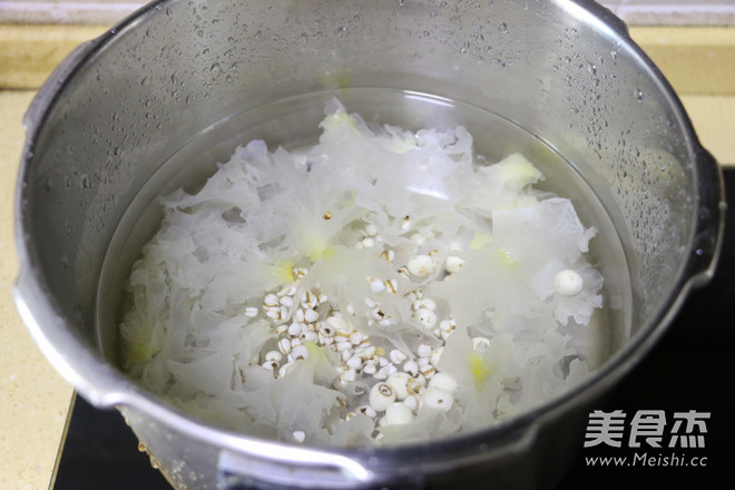 Lotus Seed Lily White Fungus Soup recipe