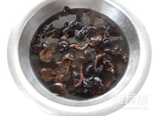 Dried Bamboo Shoots, Fungus and Fresh Meat Wontons recipe