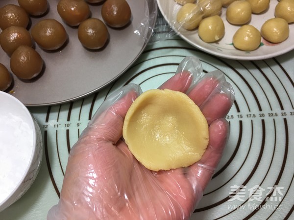 Mooncake with Lotus Seed Paste and Salted Egg Yolk (cantonese Style) recipe