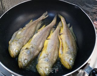 Sweet and Sour Yellow Croaker recipe