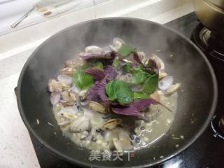 Stir-fried Clam with Perilla Bean and Garlic recipe