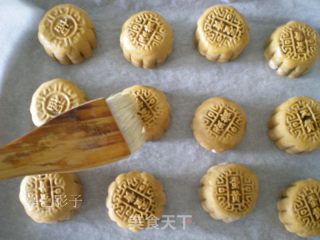 Cantonese Egg Yolk Mooncake recipe