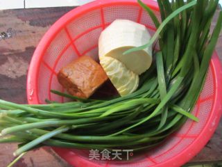 Stir-fried Double Silk with Spring Leek recipe