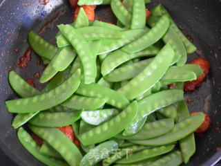 Stir-fried Snow Peas with Beef Intestines recipe