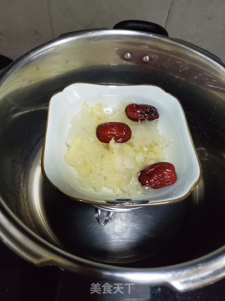 Snow Lotus Seed, White Fungus and Red Date Soup recipe