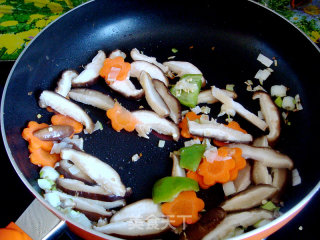 Stir-fried Fungus with Mushrooms and Green Peppers recipe