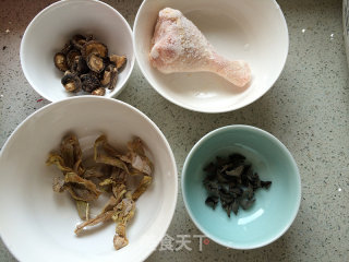 Goji Mushroom and Chicken Thigh Soup recipe
