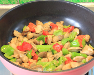 [thick Broth Makes The Taste Fresher] --- Stir-fried Straw Mushrooms with Green Peppers recipe