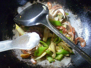 Fried Crab with Green Pepper and Bamboo Shoot Tip recipe