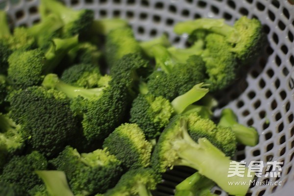 Stir-fried Crispy Sausage with Broccoli recipe