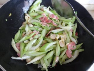 Stir-fried Bacon with Celery and Lily recipe