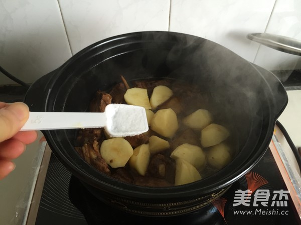 Potato Ribs with Tea Tree Mushrooms in Clay Pot recipe