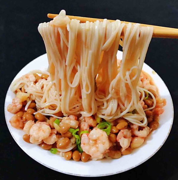 Soy Noodles with Shrimp and Tomato Sauce recipe