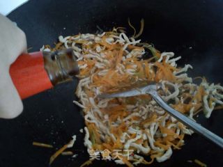 Stir-fried Shredded Pork with Light Carrot recipe