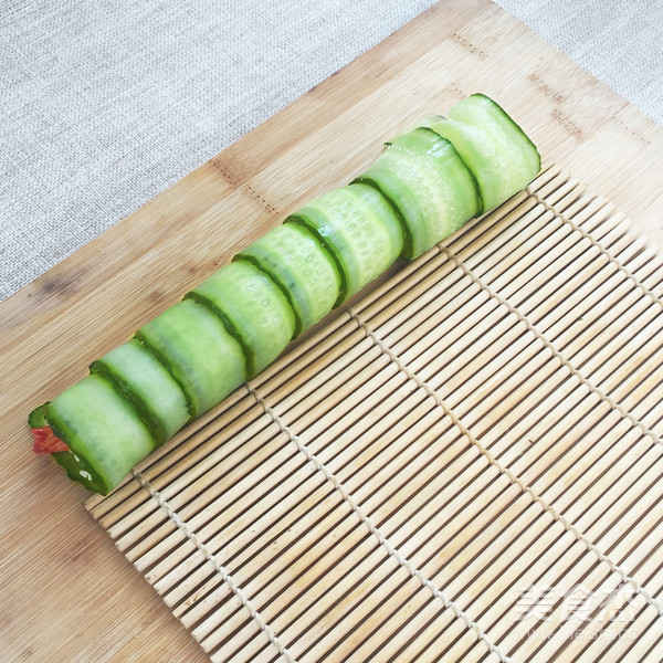 Chobe-cucumber and Seafood Thin Rolls recipe