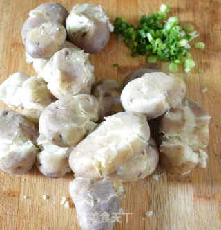 Fried Potatoes with Soy Sauce and Chopped Green Onion recipe
