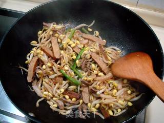 Home-made Small Stir-fry "fragrant Pork with Dried Beans" recipe