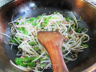 Stir-fried Mung Bean Sprouts with Shredded Pork and Wrinkled Pepper recipe