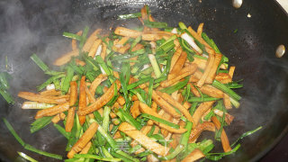 Stir-fried Bean Curd with Green Garlic recipe