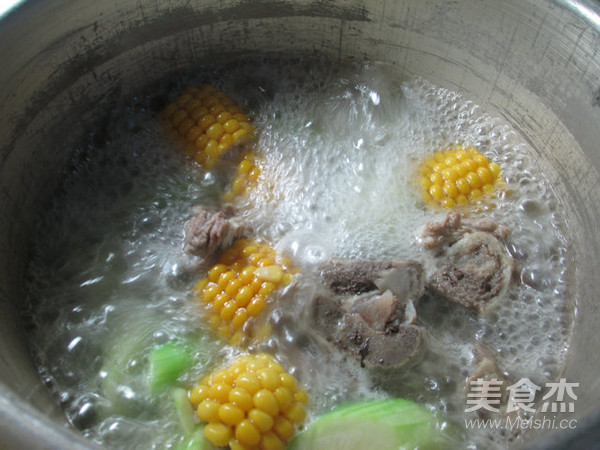 Loofah and Corn Tube Bone Soup recipe