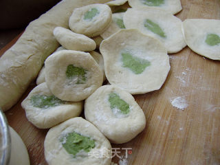 Home-cooked Staple Food-steamed Buns with Cabbage and Mushroom Sauce recipe