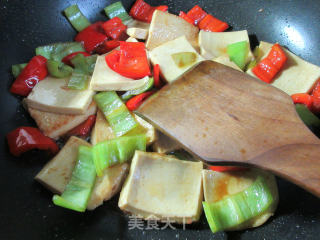 Stir-fried Thousand Page Tofu with Green Red Pepper recipe